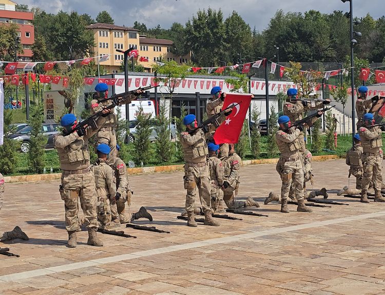 Karabük'te 30 Ağustos coşkusu: Komandoların gösterisi nefes kesti