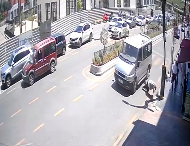 Hafif ticari aracın yayaya çarptığı anlar kamerada