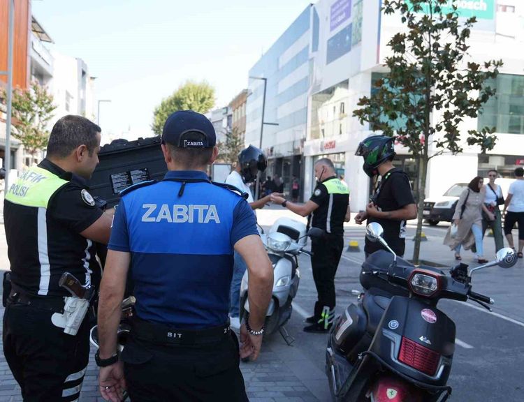 Yaya yoluna motorla girdiler, cezayı yediler