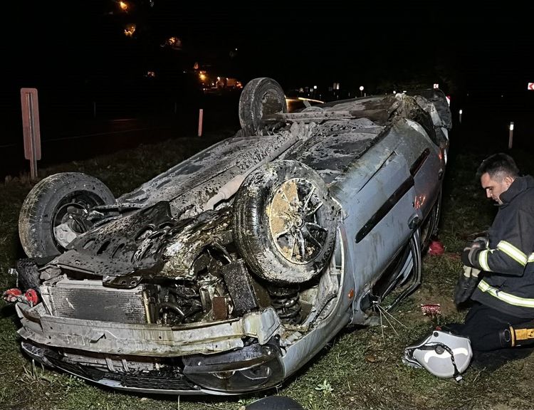 Zonguldak’ta seyir halindeki otomobil takla attı: 2 yaralı