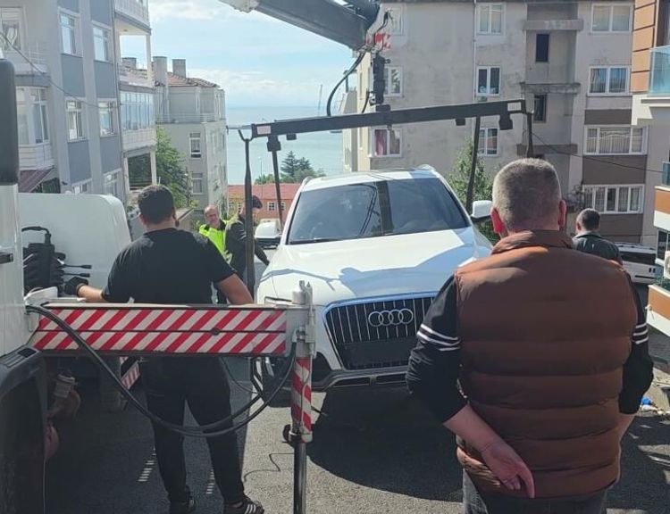 Freni boşalan araç istinat duvarında asılı kaldı
