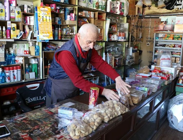 62 yıllık dostunun hatırasını bakkalında yaşatıyor