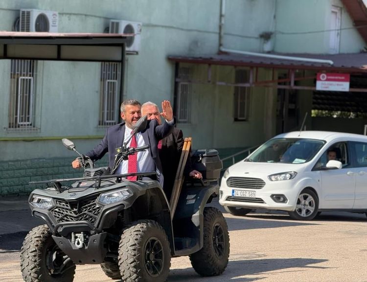 Başkan Çetinkaya makam aracını bıraktı, mahalleyi ATV ile gezdi