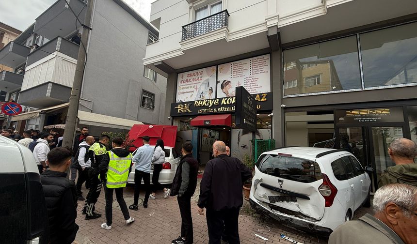 Otomobil güzellik merkezine daldı, 2 kişi aracın altında kaldı