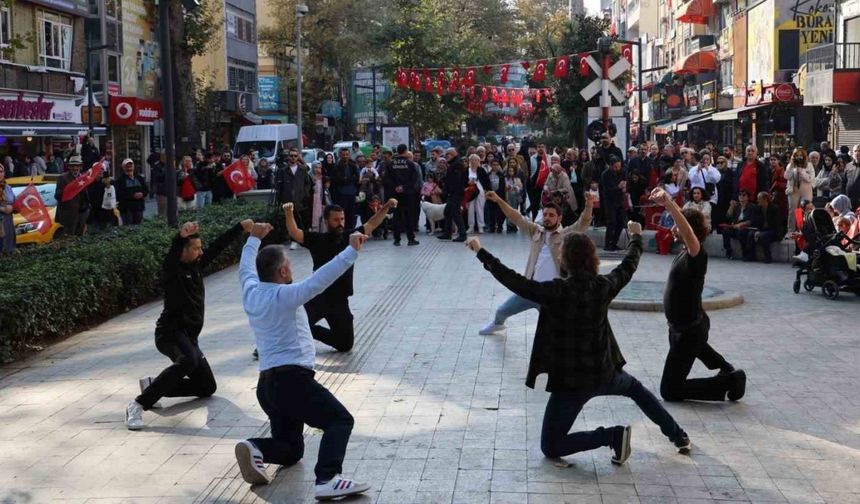 Cumhuriyet’in 101. yılını zeybekle kutladılar