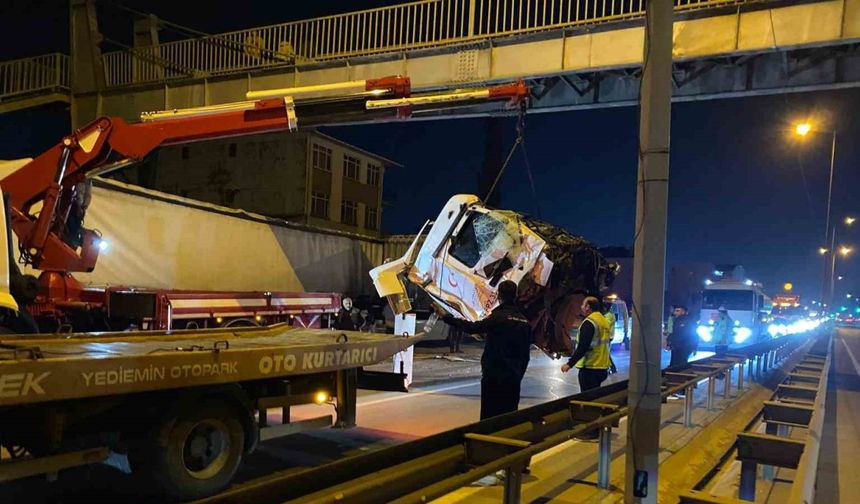 2 tırın karıştığı kazada kupa koptu: Sürücü ağır yaralandı