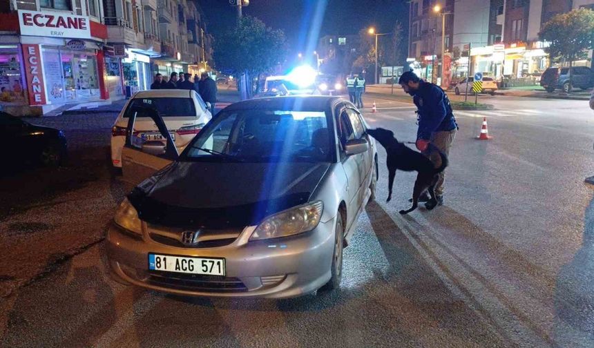 Narkotik köpekli uygulamada araçlar didik didik arandı