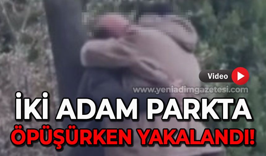 İki adam parkta öpüşürken yakalandı: İşte o görüntüler!