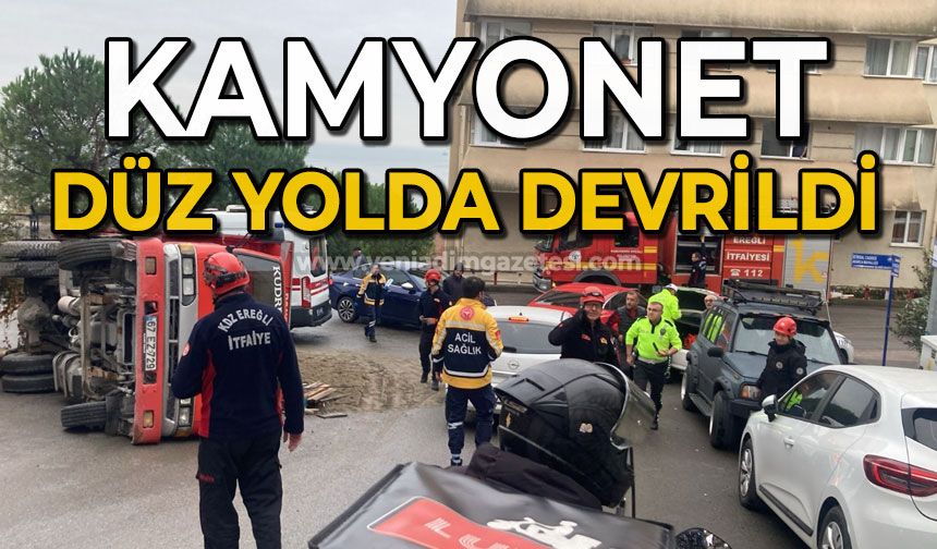 Kamyonet düz yolda devrildi