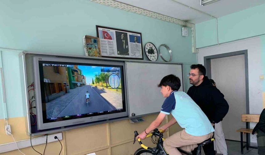 Öğrenciler bisiklet simülasyonuyla sanal ortamda pedal çevirdiler