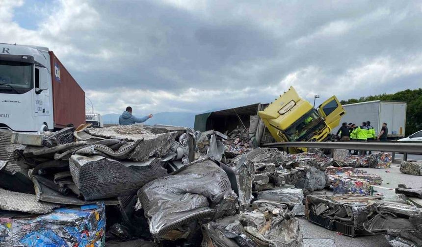 TEM’de yan yatan tırdan saçılan hurdalar trafiği felç etti