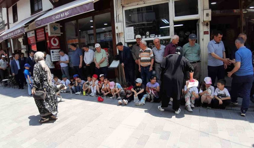 Ahilik geleneğine katılan minikler ellerini semaya açtı