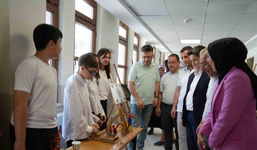 Ortaokul öğrencilerin atık malzemelerden yaptığı tasarımlar büyük ilgi gördü