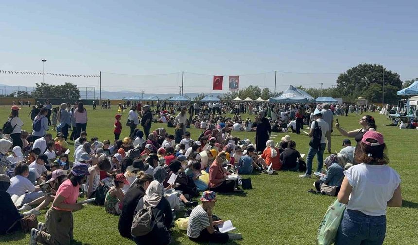 Yüzlerce kişi aynı anda kitap okudu