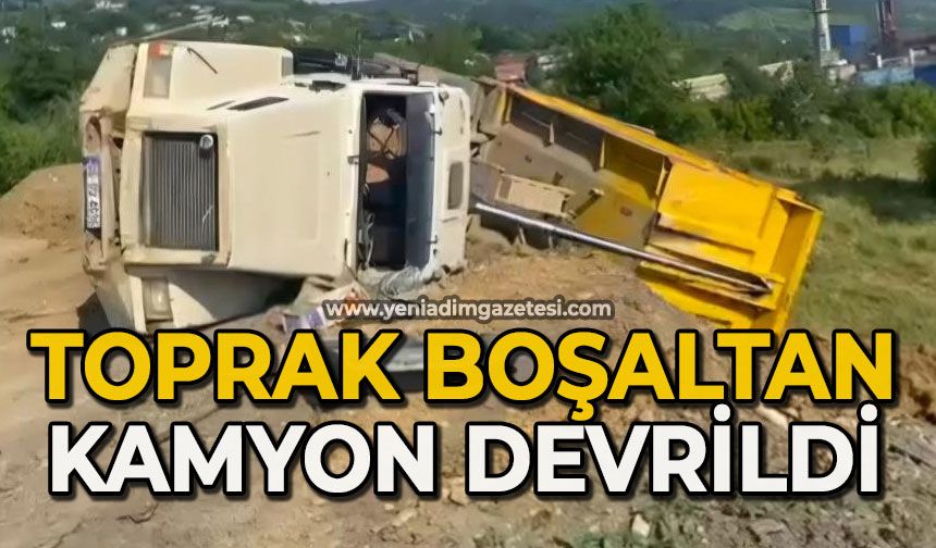 Toprak boşaltan kamyon devrildi: 1 yaralı