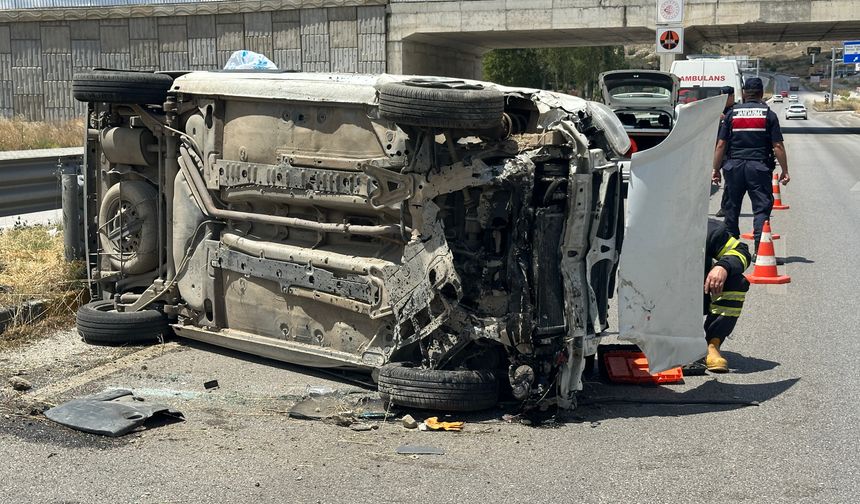 Kastamonu’da hafif ticari araç yan yattı: 2 yaralı