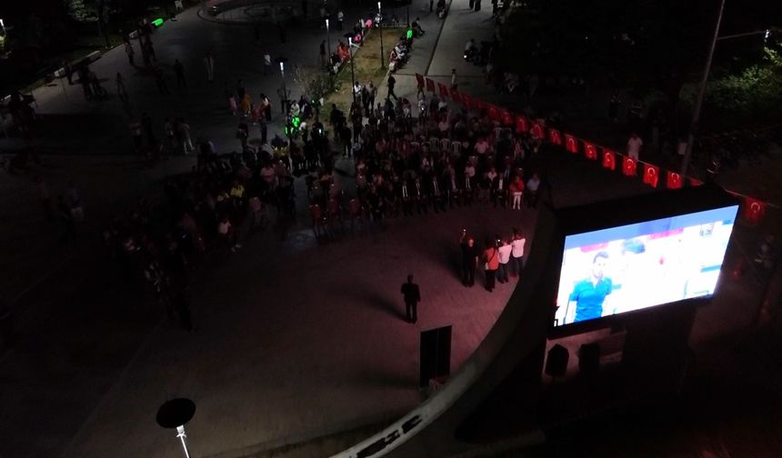 Duygu yüklü film açık havada izlendi