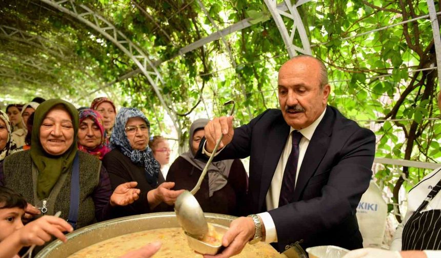 2 bin 500 kişiye aşure ikram edildi