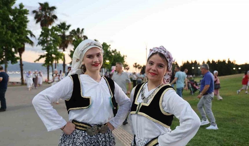 Balkan halk dansları sokakları şölene çevirdi