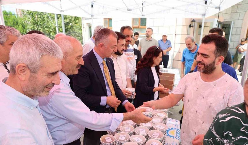 Cuma namazı sonrası aşure dağıtıldı