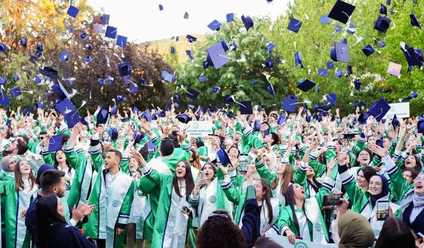 Sağlık ve Teknoloji Üniversitesi Diş Hekimliği Fakültesi ilk mezunlarını uğurladı