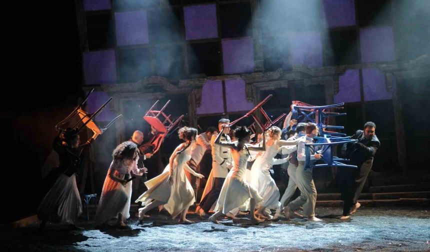 Tiyatro festivalinin açılışını Türk ekip yapacak