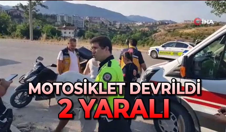 Motosiklet devrildi: 2 yaralı