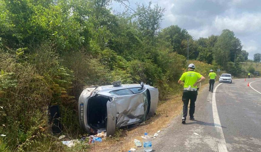 Bartın’da yoldan çıkan otomobil devrildi: 3 yaralı