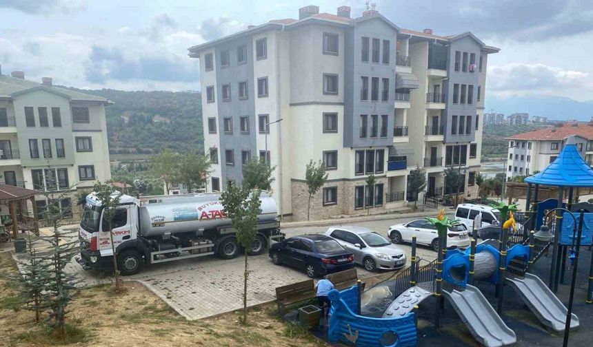 Çocuk parkları temizlenip onarılıyor