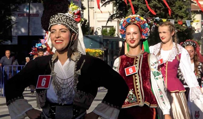Kadınlar sarımsak festivalinin en güzeli seçilebilmek için yarıştı