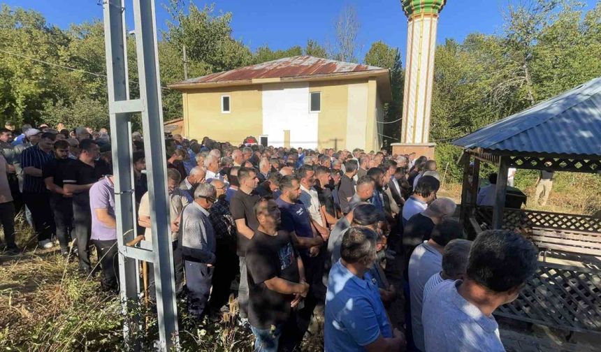 Kestiği ağacın altında kalarak kalp krizi geçiren işçi toprağa verildi