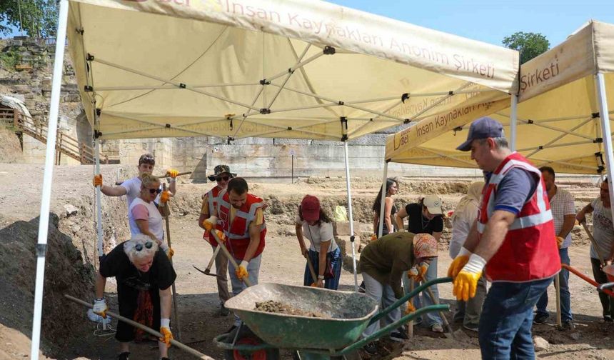 Konuralp Antik Tiyatro kazılarına gönüllü kazı desteği devam ediyor