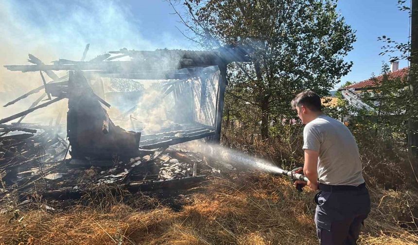 Otluk arazide çıkan yangın 2 katlı evi küle çevirdi