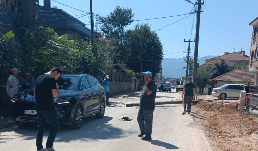 Otomobilin üzerine telefon direği devrildi