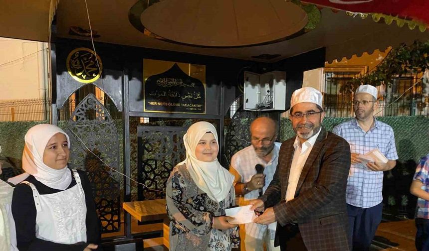 Vefa gecesinde Kur’an kursu öğrencileri ödüllerini aldı