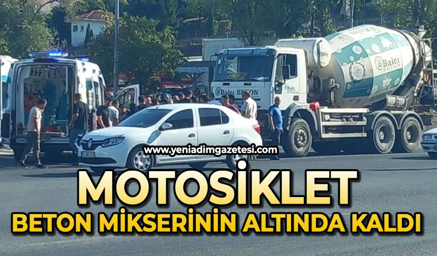 Motosiklet beton mikserinin altında kaldı