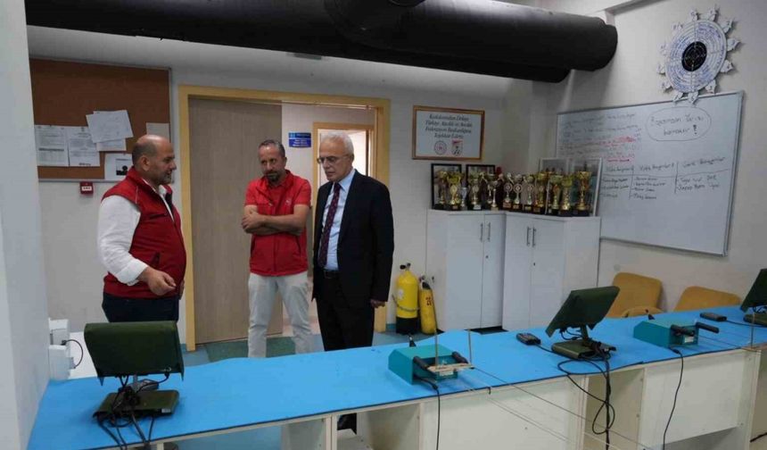 Arslantürk, Bahçeşehir Gençlik Merkezi’ni inceledi