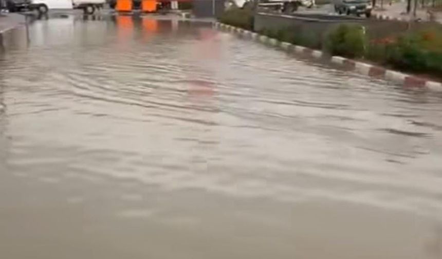 Sağanak etkili oldu, caddeler nehre döndü