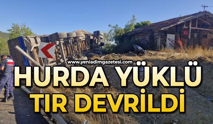 Hurda yüklü tır devrildi: 1 yaralı
