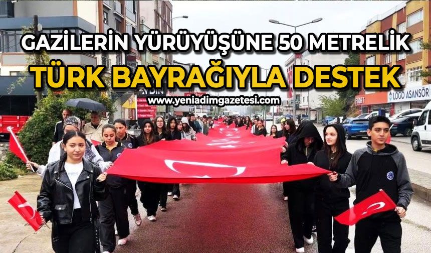 Gazilerin yürüyüşüne 50 metrelik Türk bayrağıyla destek