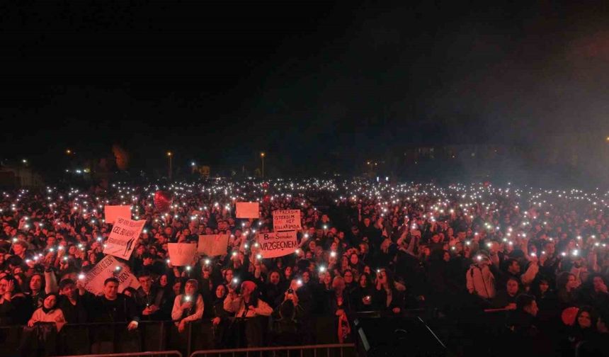 Bolu’da binlerce kişi, Manga konserinde Cumhuriyet coşkusunu yaşadı