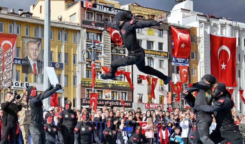 Dövüş sanatlarındaki hünerlerini sergileyen jandarma komandolar nefes kesti