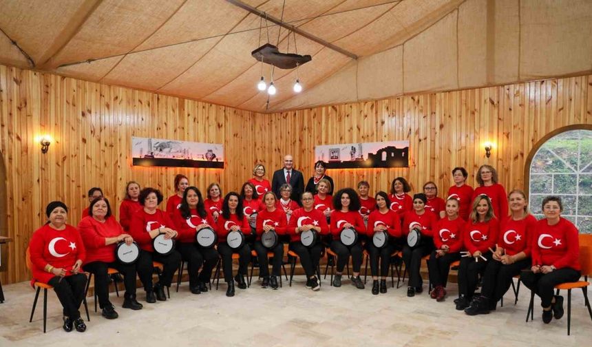 Düzce ritim grubu hem çaldı hem söyledi