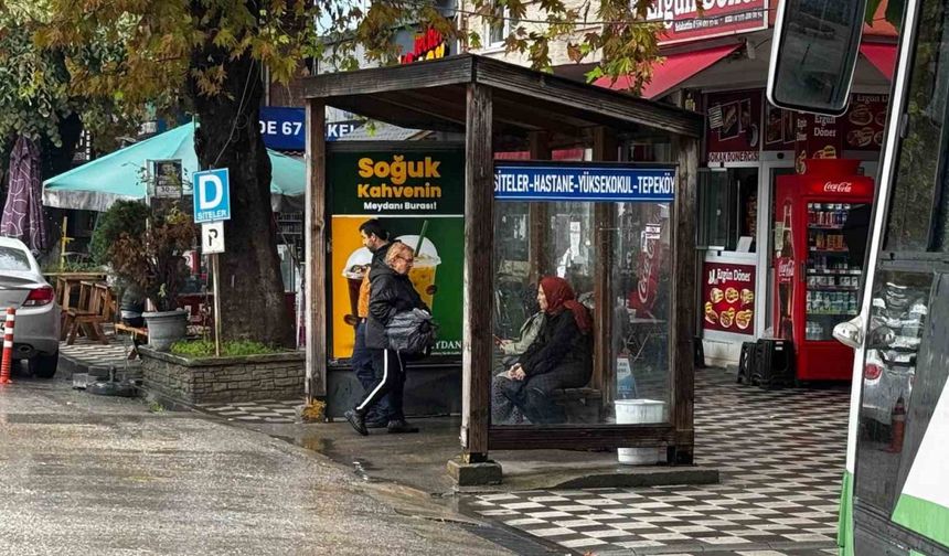 Halk otobüsü duraklarında saat çizelgesi eksikliği tepki çekti
