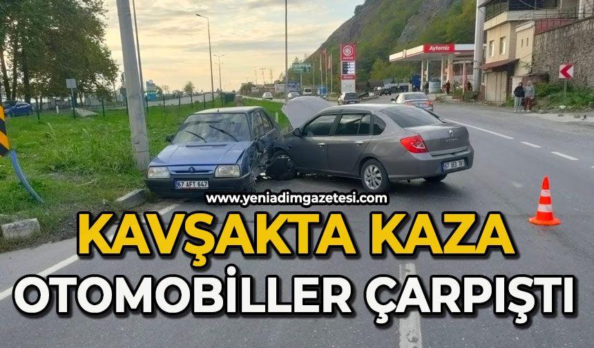 Kavşakta korkutan kaza: İki otomobil çarpıştı