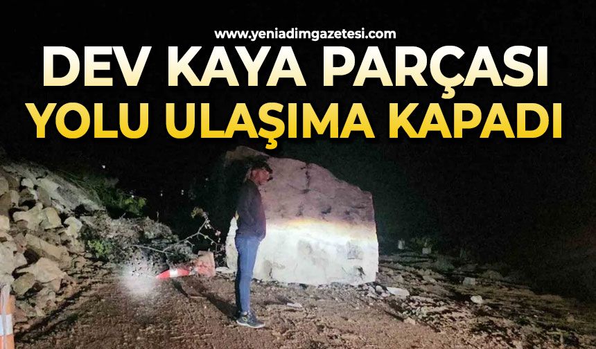 Düşen dev kaya karayolunu ulaşıma kapattı