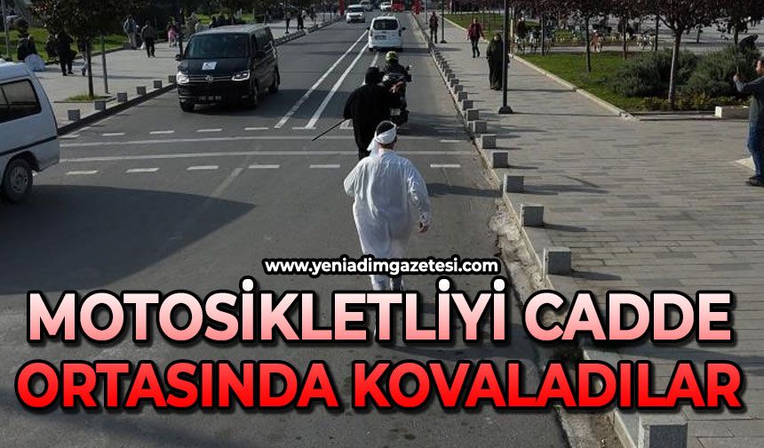 Hızlı giden motosikleti kazalara dikkat çekmek için kovaladılar