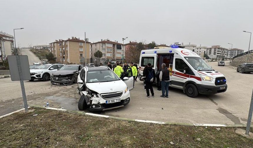 Otomobille motosiklet çarpıştı