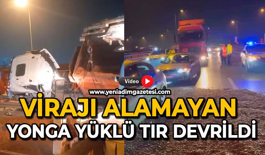 Virajı alamayan yonga yüklü tır devrildi