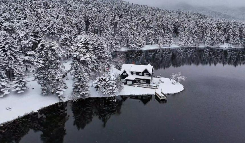Kar yağışının ardından beyaz gelinliğini giydi